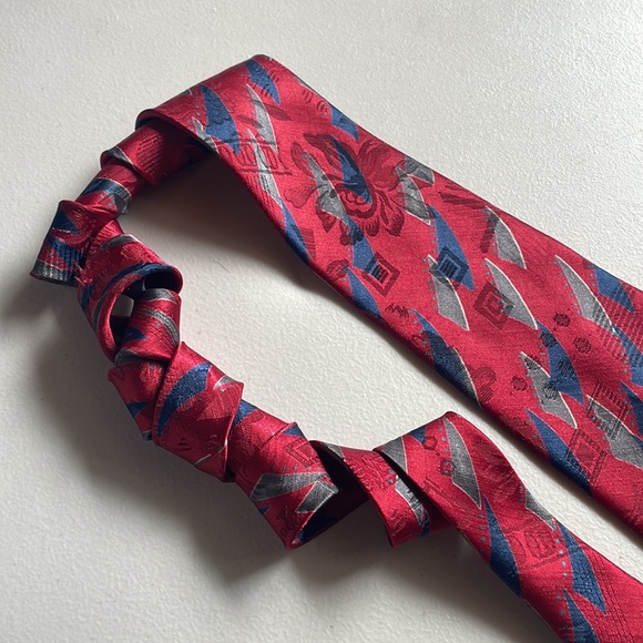 Moore’s tie - Picture 5 of 8